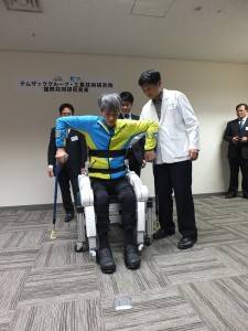 「行動輔助機器人」可站可坐，亦可針對使用者伸高做調整