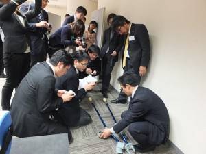 現場許多日本媒體對於「行動輔助機器人」的裝置相當有興趣