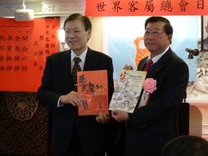 新竹縣長邱鏡淳(右)發邀請函 歡迎大家到新竹來