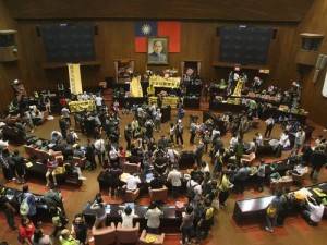 議場を占拠する学生ら（写真提供：中央社）