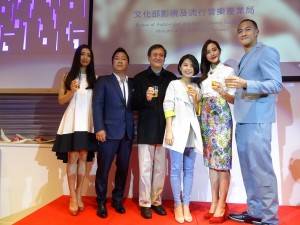 電影「只要一分鐘」劇組。右起男主角何潤東、女主角張鈞甯、導演陳慧翎、監製李崗、吉田正大、日本女演員池端reina