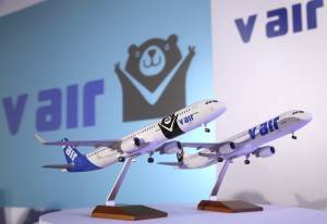 ２４日に発表されたV airのロゴマーク「威熊」