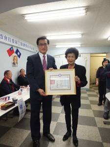 夏大明在現場再次頒贈實踐三等獎章及證書給中正堂會館社長林雪美（右）