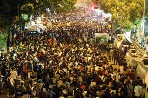 「反黑箱服貿」的抗議民眾，透過網路社群傳送現場最新資訊，青島東路上則擠滿前來聲援的民眾（照片提供：中央社）