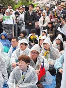不畏風雨,許多民眾都身穿雨衣坐在現場