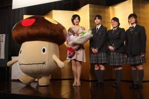 過去に謝さんと対局し指導をうけた高校生、NTTドコモのマスコットキャラクター・ドコモダケと共に記念撮影をする謝依旻さん