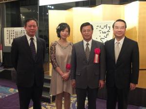左起為：駐日代表處副代表徐瑞湖、謝依旻、駐日代表處副代表陳調和與駐日代表處教育組組長林文通等人，在會場合影