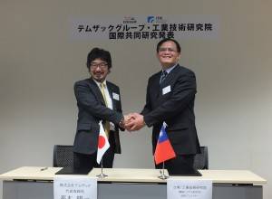 工研院機械與系統研究所技術總監胡竹生與日本天目時科（ＴＭＳＵＫ）社長高本陽一簽約合作，計畫將「行動輔助機器人」商品化