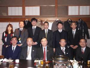 駐日代表處教育組副組長林世英（前排右３）參訪長野縣觀光部，並於餐會中繼續進行交流
