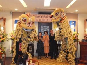 餐會中橫濱中華學院在校生以祥獅獻瑞祝賀