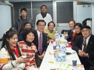 夏大明也趁此行和到場投票的黨員交流互動
