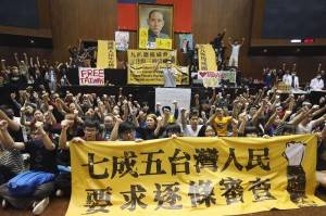 反服貿團體和學生２０日召開記者會要求在明日中午前與總統馬英九進行公開對話及協商，要求承諾在本會期通過兩岸協議監督條例（照片提供：中央社）