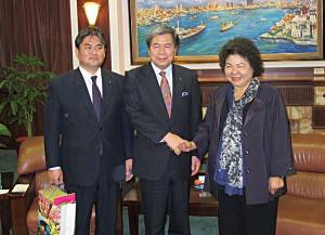 熊本県の蒲島郁夫知事（＝写真中央）は２５日、陳菊高雄市長（右）を訪問【写真提供：中央社】
