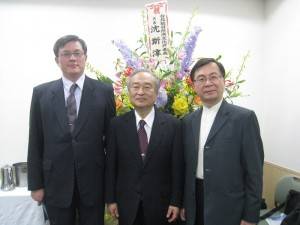 中正大學教授王志誠（右）到日本出席出版紀念會，與負責日文版著作監譯的中央大學教授新井誠（中）和駐日代表處教育組副組長林世英（右）合影