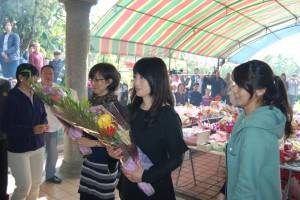 有客家血統的日本女星余貴美子（右２）日前和家人首次返台祭祖祭掃