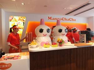 店內以白色和橘色調為主，還有可愛的雪人剉冰機迎接客人