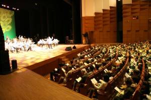 会場中で｢花は咲く｣を合唱(写真提供:明治大学マンドリンOB倶楽部)