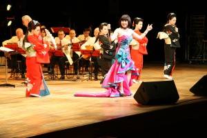 日本の演歌を得意とする個性派歌手の鄭琇月さん(写真提供:明治大学マンドリンOB倶楽部)