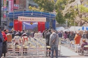 東日本大震災で亡くなった方々に対して会場全体で黙祷を行った