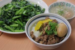 完成！！(左から青菜炒め、魯肉飯、大根とエビ団子スープ)