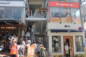 店の外には長蛇の列