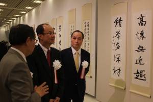 于右任の作品を鑑賞する台北駐日経済文化代表処・沈斯淳代表【写真中央】