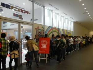 初日はオープン前から１００人以上の行列が出来た