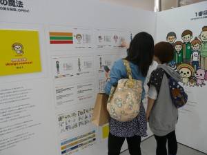 OPENちゃん展示パネルを楽しむ入場者