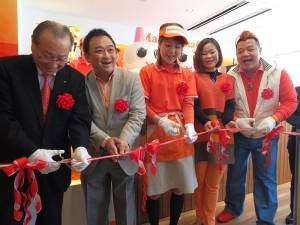 台灣芒果恰恰老闆張智閔夫妻（右１、２）和日本芒果恰恰老闆宮下美智子（右３）與日本地區副總裁林志鴻（左２）等人出席原宿店開幕剪綵儀式