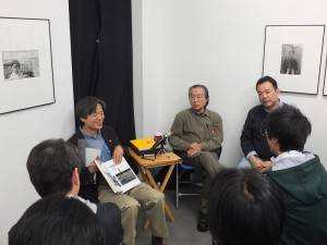 日本攝影評論家飯澤耕太郎（手持書者）和台灣攝影大師張照堂（右２）進行對談，解說他從早期到近期的攝影作品（圖右為此次策展人沈昭良）