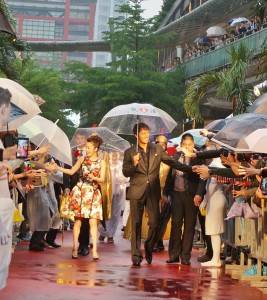２０００位粉絲不畏大雨，在現場搶見阿部寬及上戶彩兩人本尊