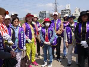 會員聽河川管理小組說明清掃注意事項