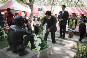 台南市長賴清德向八田與一銅像獻花(照片提供：台南市政府)