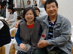 媽媽手持康乃馨與兒子合影 