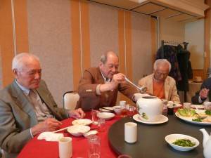 ふかひれ･鮑･干し貝柱や漢方食材など２０種類を丸１日火にかけて作る壺蒸し料理を楽しむ福禄壽会メンバーの方々