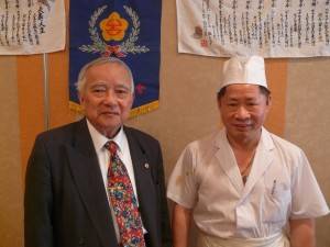 日本台湾福禄壽會･林丕繼会長(写真左)と東明飯店の温和栄料理長(写真右)