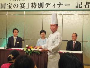 「國寶宴」記者會上，包括駐日代表沈斯淳（後排右）和故宮院長馮明珠（後排中）及東急凱彼德大酒店總經理但馬英俊（後排左）等人出席，廚師展示人氣菜色「翠玉白菜」