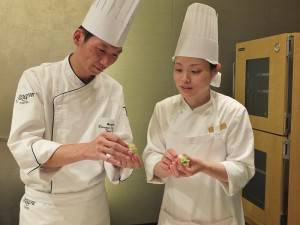 日本廚師漢來自台灣的師傅學習製作「國寶宴」