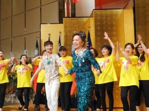 謝總會長與到場祝賀的大阪台灣同鄉會會員共舞