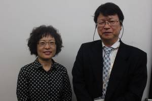 国立台湾美術館典藏管理組組長の薛燕玲さん(＝左)、府中市美術館係長の志賀さん(＝右)