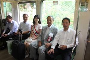 江ノ電に乗り七里ヶ浜へ移動する台湾観光局・江所長