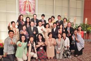 東京媽祖廟一周年活動大會的工作人員與來自台灣的嘉賓合影留念