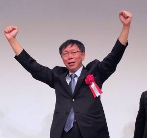 現場台僑帶領大家一起為柯文哲加油,大喊「凍蒜」