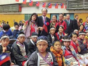 駐日代表沈斯淳（後排站者，左２）和奎輝國小泰雅樂舞團師生合影
