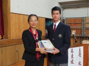 行政院長夫人李淑珍頒贈圖書給東京中華學校，由學生蘇國凱代表領受