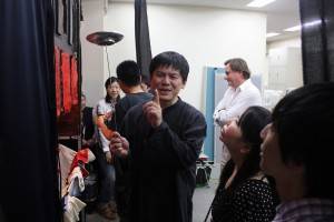 人形使いの賴世安さんは皿の回し方を紹介