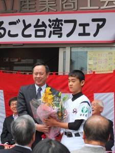 駐日代表處副代表徐瑞湖(左)出席杉並區「台灣市集」活動剪綵儀式,接受棒球選手代表阿部大毅贈花