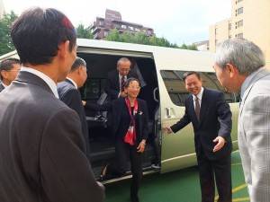 駐日代表處副代表徐瑞湖（右２）和東京中華學校校長劉劍城（右１）等人，特地歡迎行政院長夫人李淑珍（右３）到訪東京中華學校
