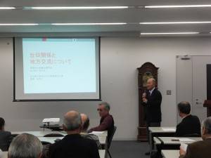 橫濱稻門會會長北憲五致詞歡迎駐橫濱辦事處處長粘信士到場演講