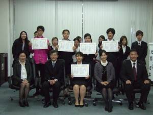 全體參與比賽的同學和與會賓客合影（照片提供：日本航空）